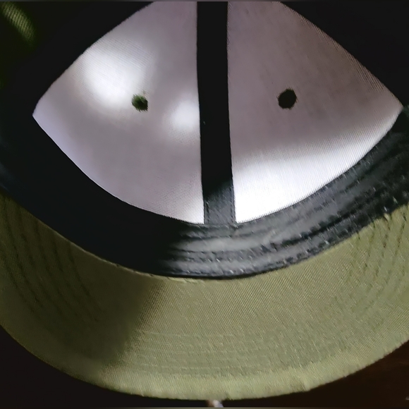 1 genuine Volcom and 1 deftones Snapback hat. - Picture 4 of 6